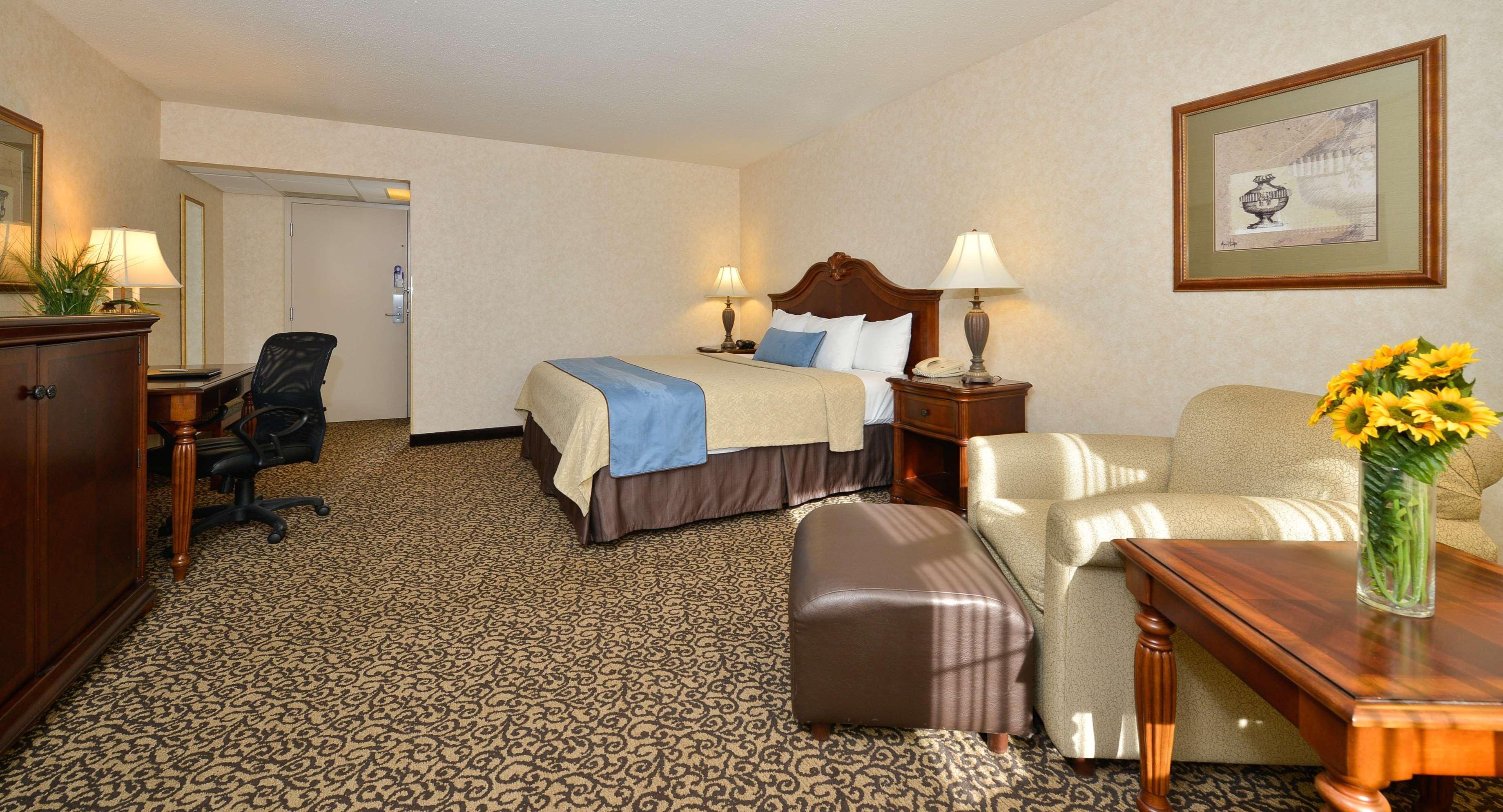 Best Western Plus Steeplegate Inn Davenport Exterior photo