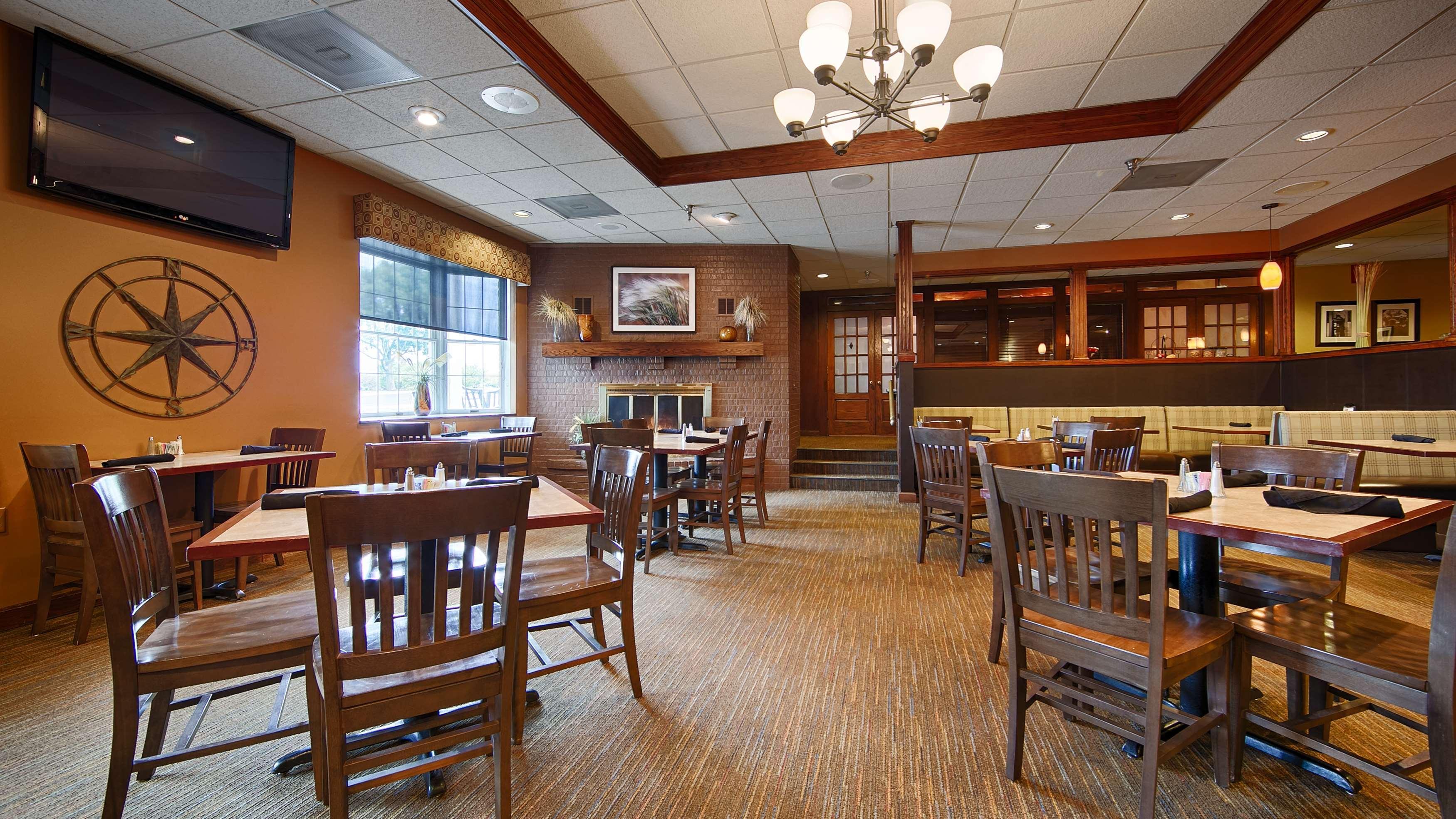 Best Western Plus Steeplegate Inn Davenport Exterior photo