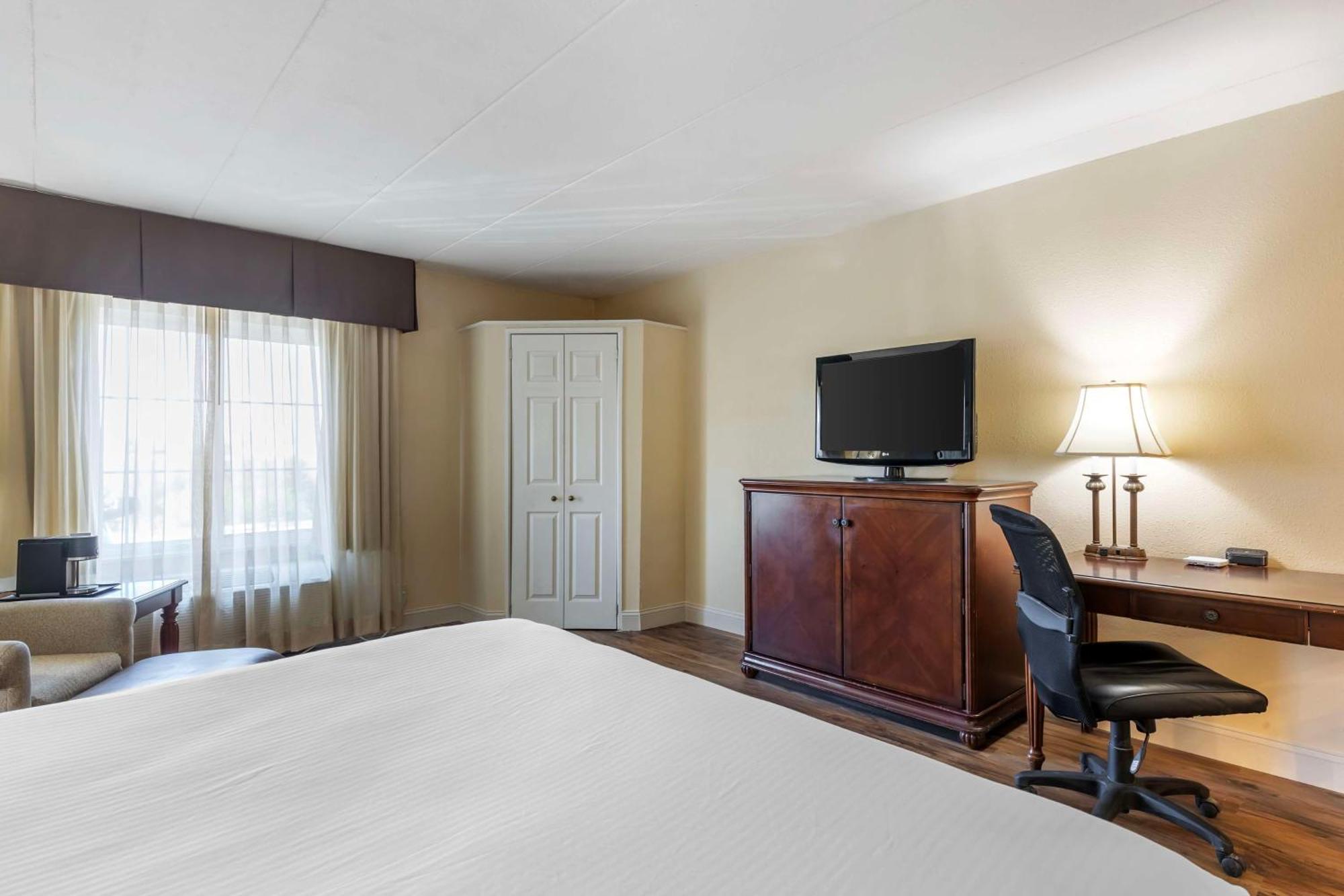Best Western Plus Steeplegate Inn Davenport Exterior photo