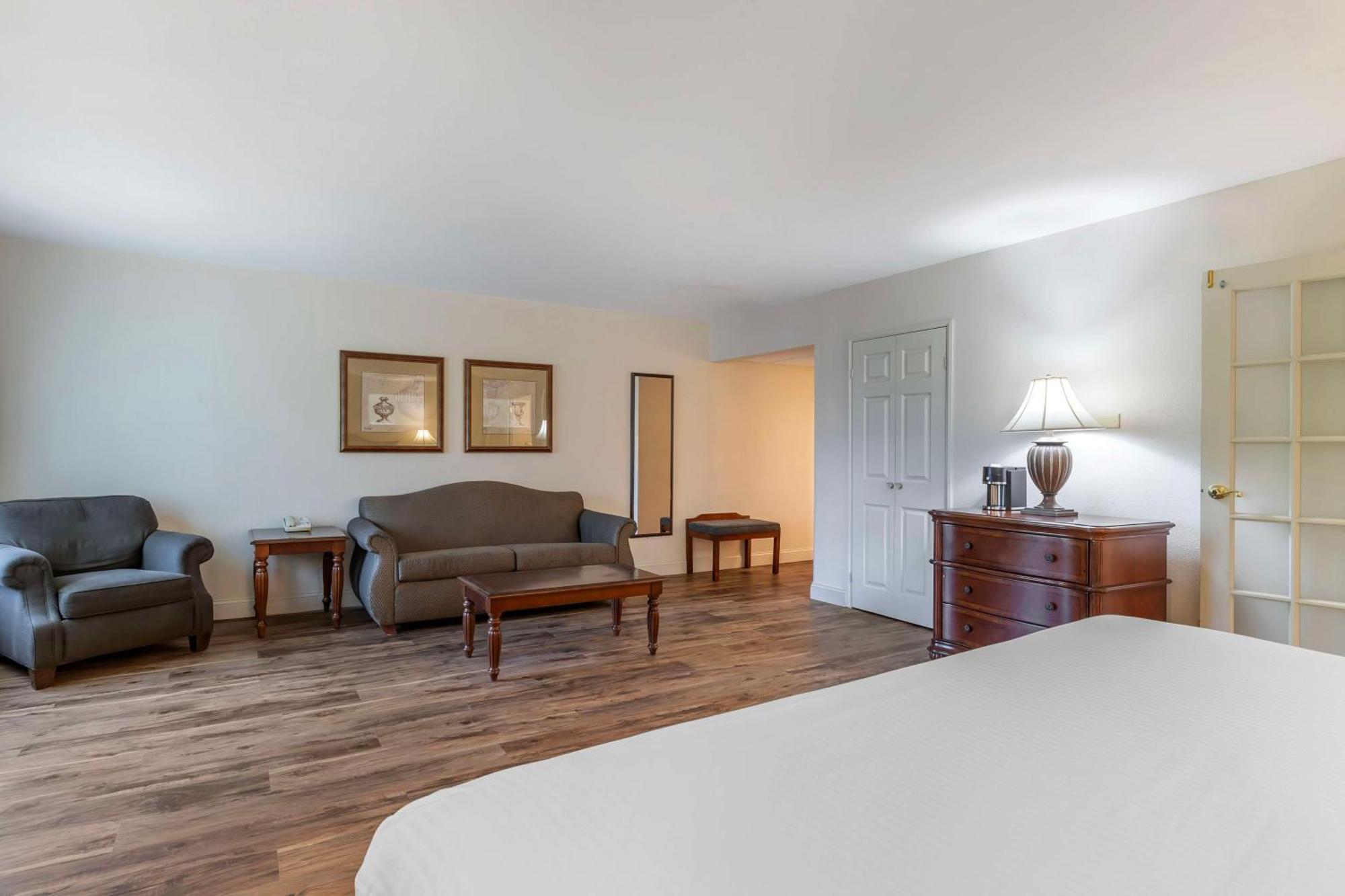Best Western Plus Steeplegate Inn Davenport Exterior photo