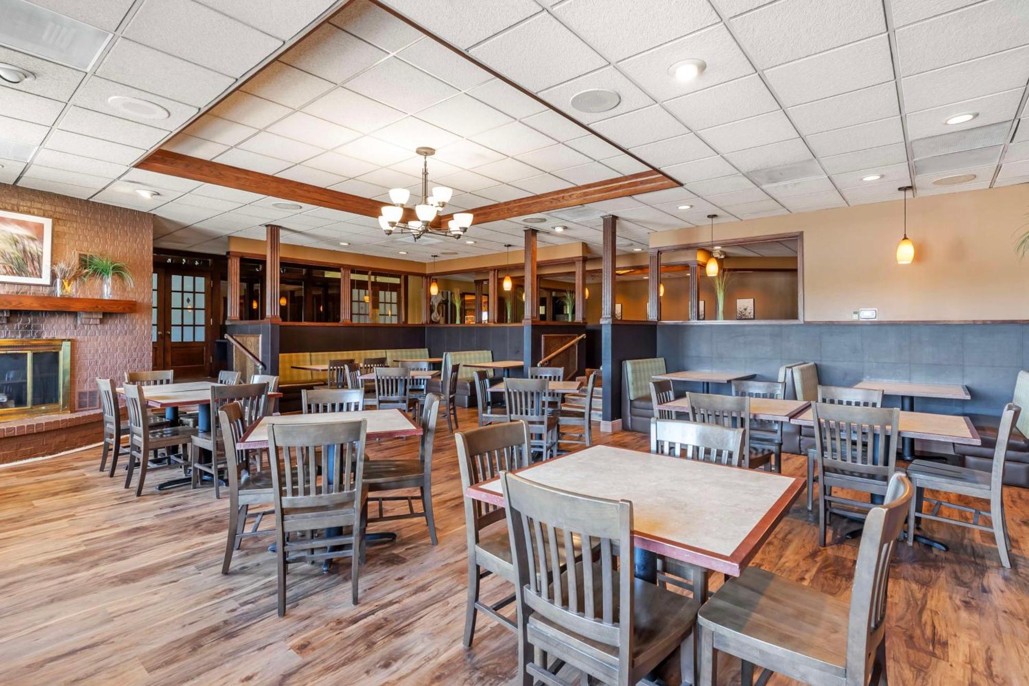 Best Western Plus Steeplegate Inn Davenport Exterior photo