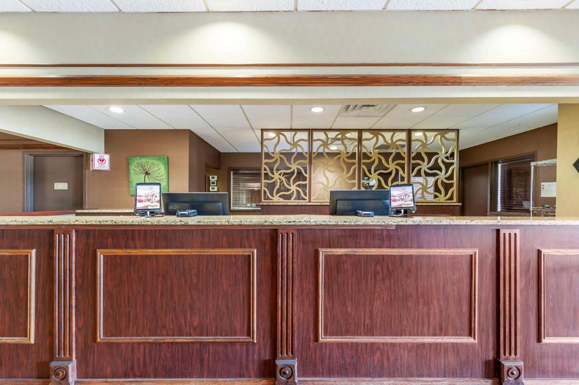 Best Western Plus Steeplegate Inn Davenport Exterior photo
