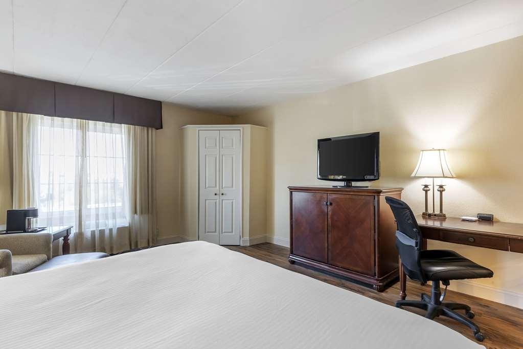 Best Western Plus Steeplegate Inn Davenport Room photo